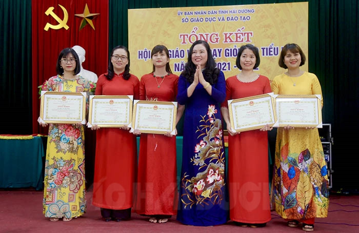 Khen thưởng 15 giáo viên tiểu học dạy giỏi cấp tỉnh